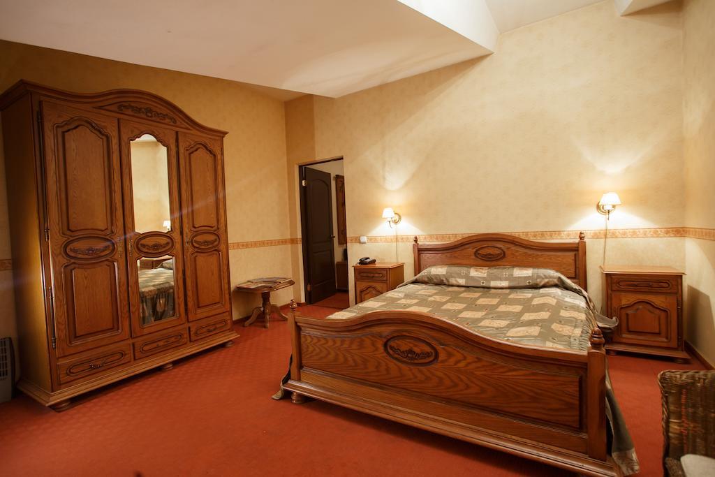 John Hughes Hotel Donetsk Habitación foto