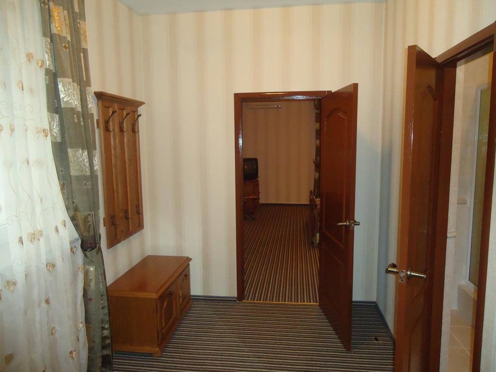 John Hughes Hotel Donetsk Habitación foto
